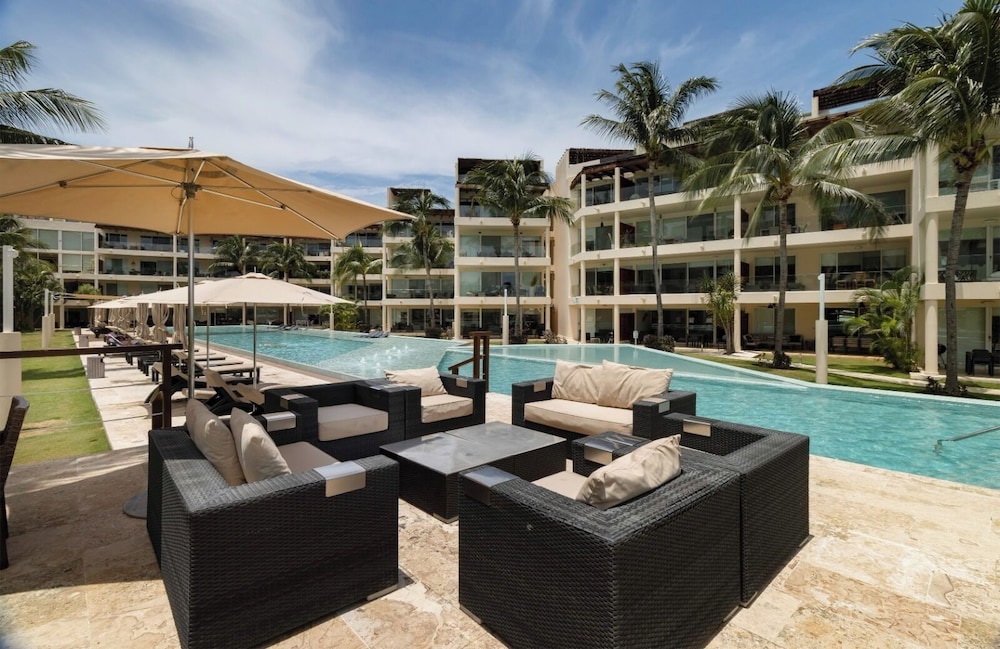 The Elements Oceanfront & Beachside Condo Hotel 31/50