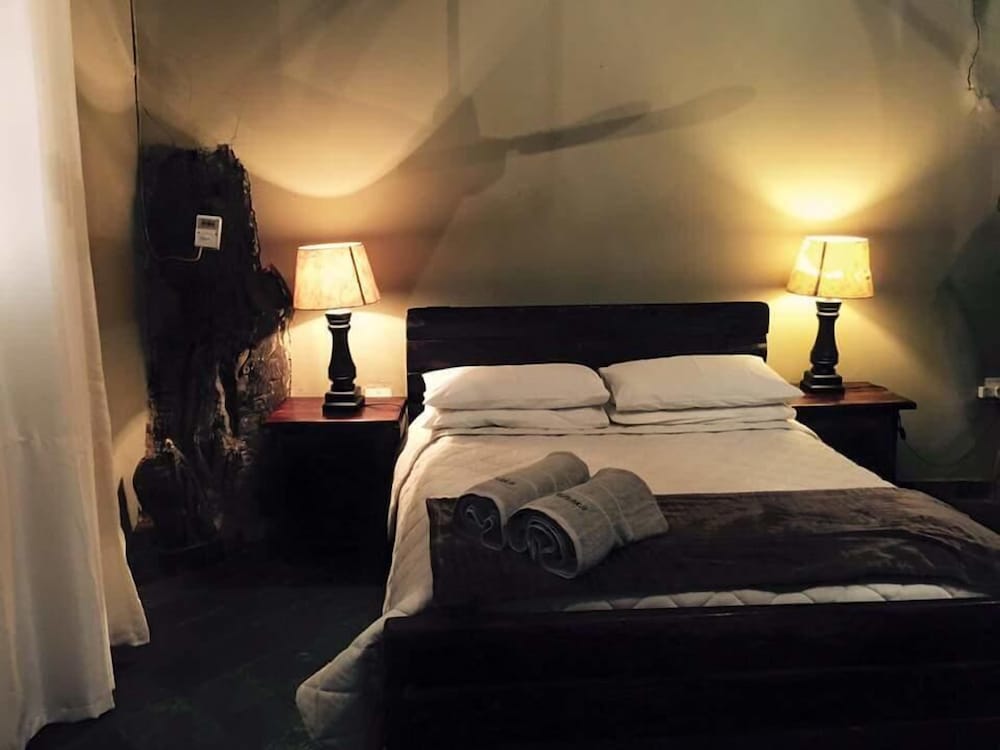 Chinaka Game Lodge 4/25
