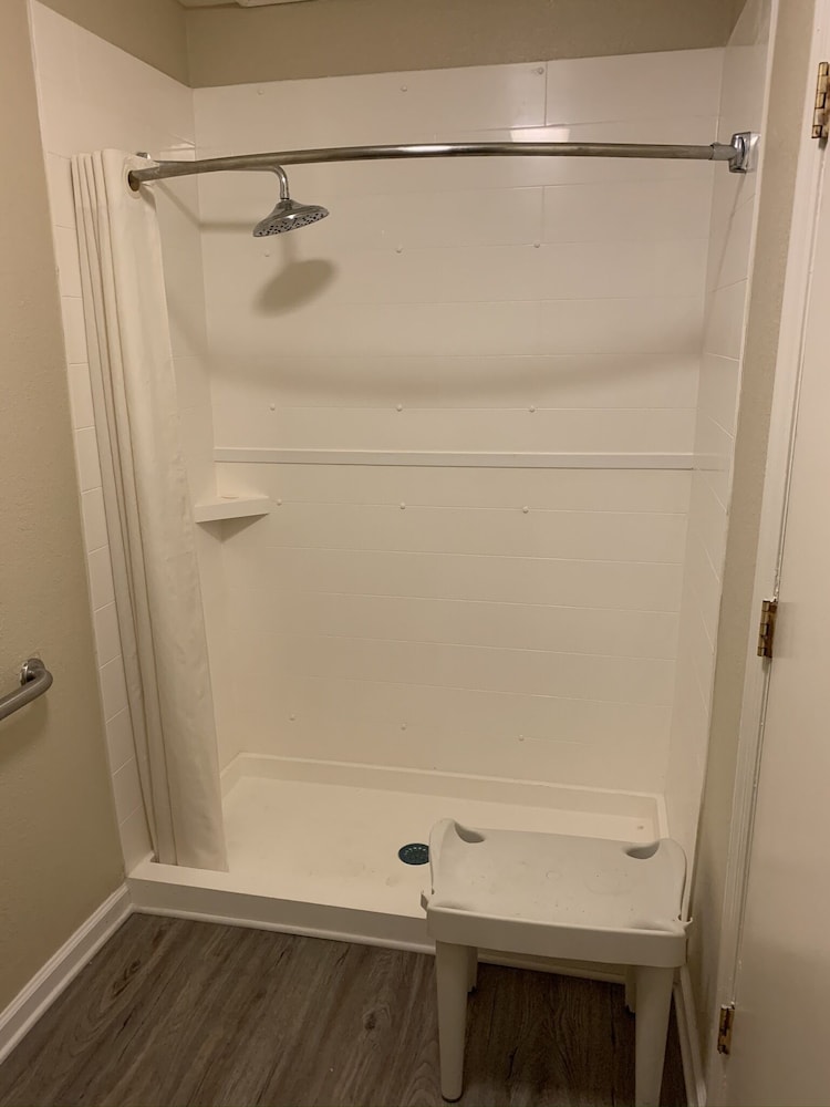 Econo Lodge Cherry Point 21/43