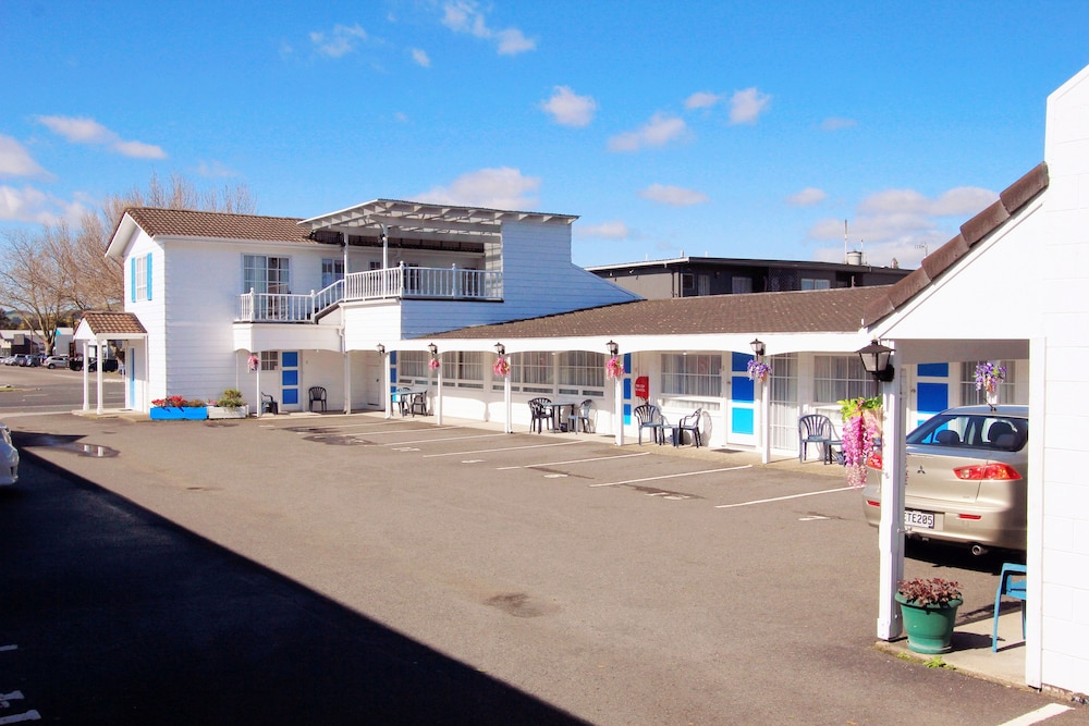 Golden Glow Motel 54/60