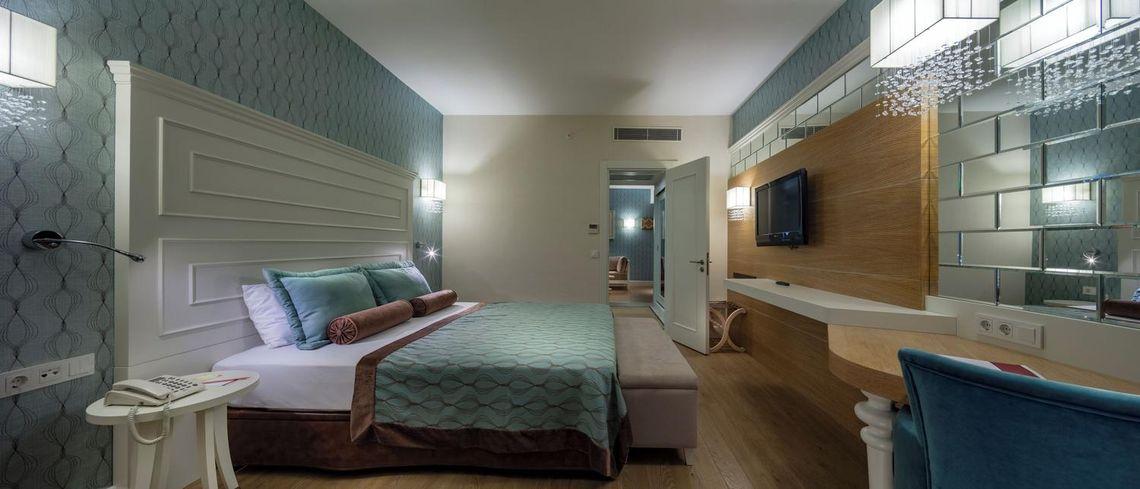 Family, 1 Double and 1 Single Bed, Lateral Side Sea View