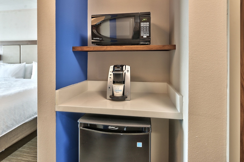 Holiday Inn Express & Suites Albuquerque East 20/34