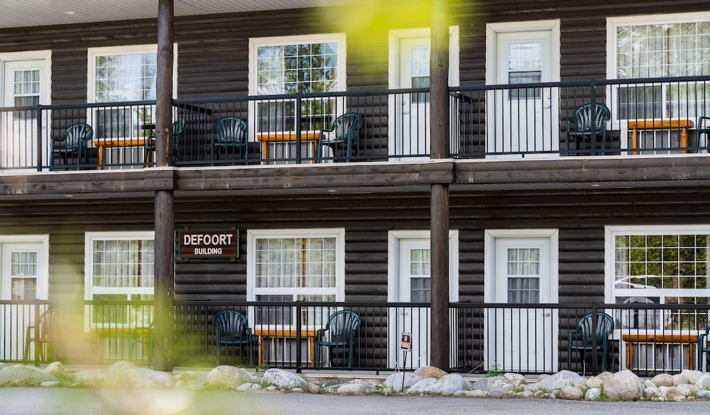 Pine Bungalows 3/50