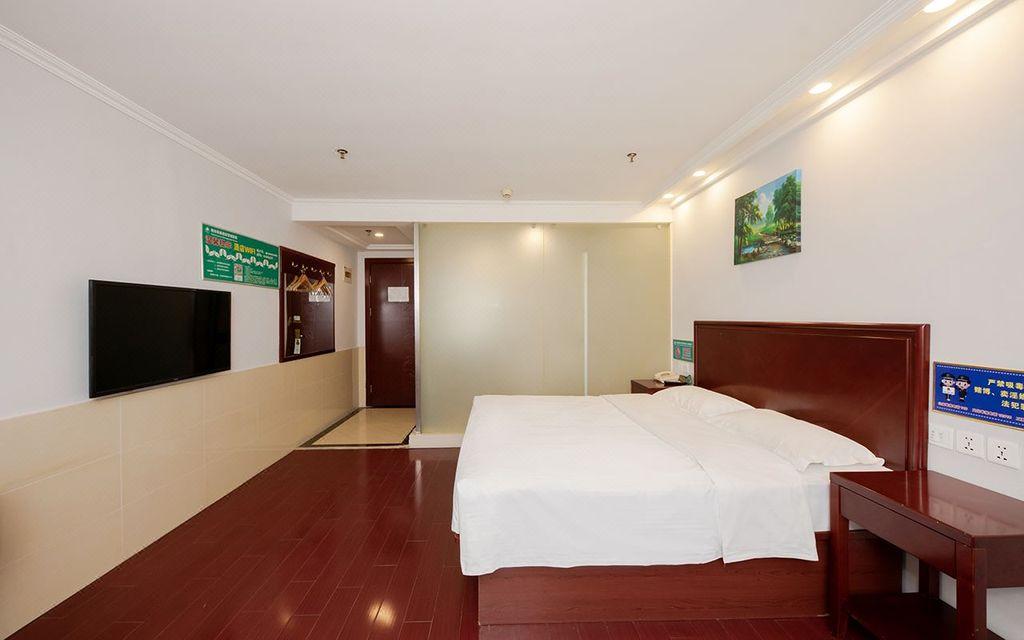 ROOM, QUEEN BED