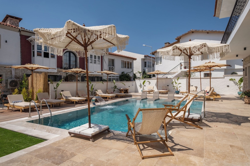 Armel Alacati (+12 Adult Only) 42/46