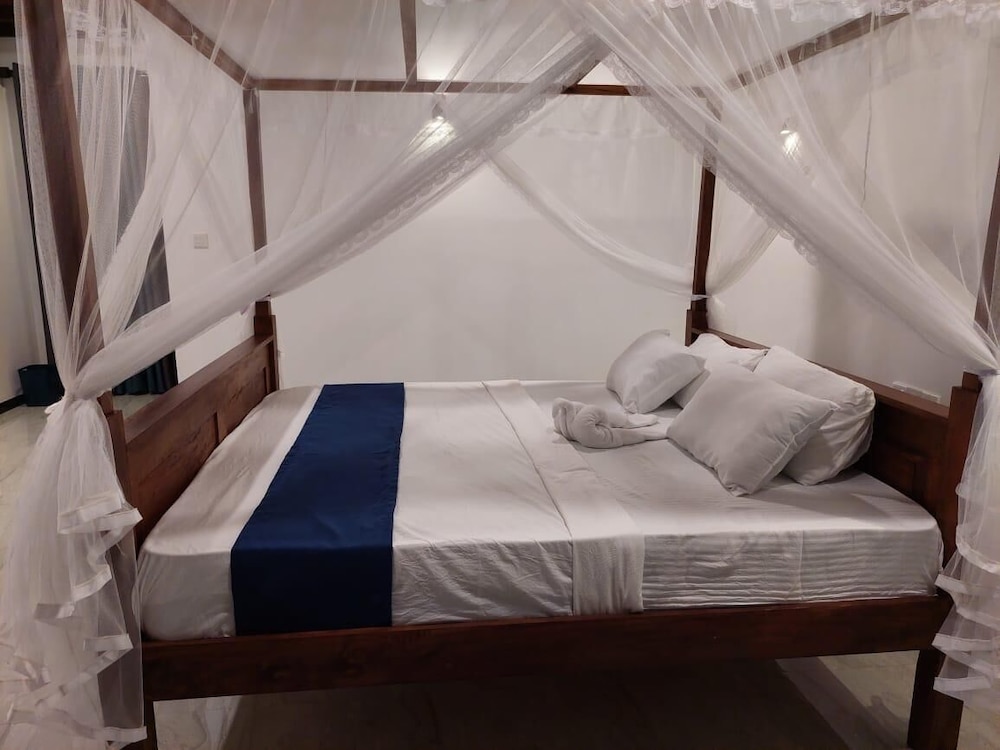 ROOM, KING BED, LAGOON VIEW, SMOKING