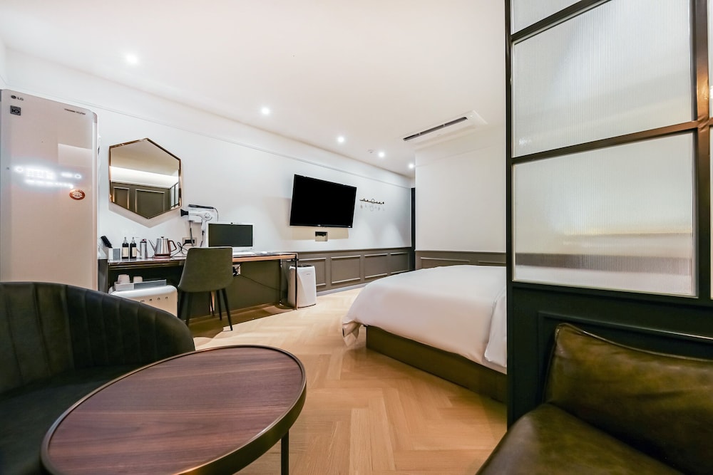Mary Jane Hotel 26/77