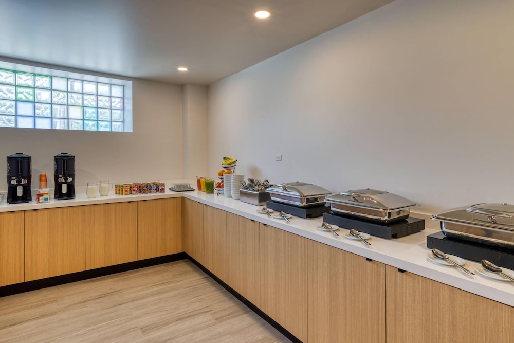 Comfort Suites Tijuana 45/65