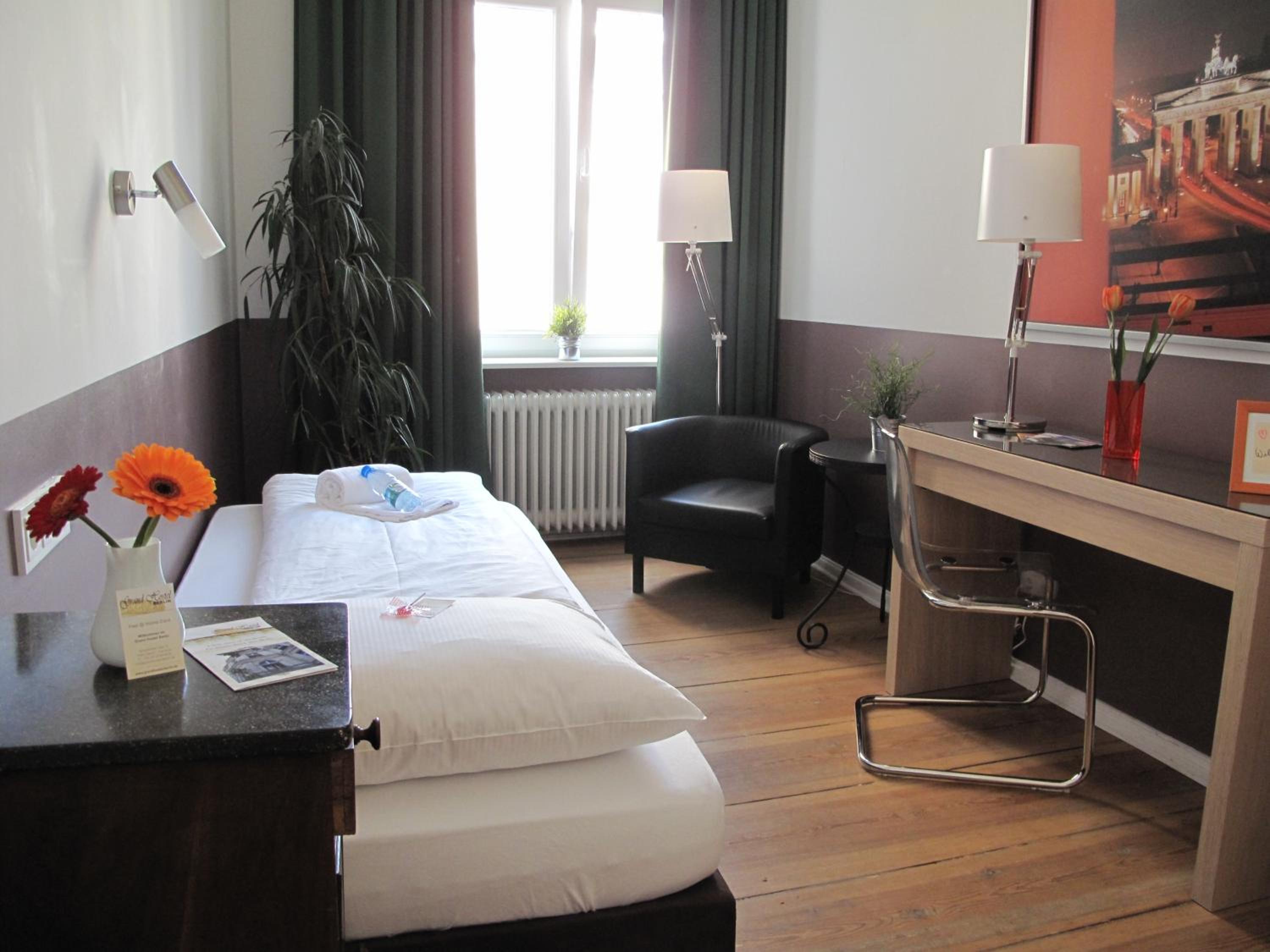 ROOM, SINGLE, SHARED BATHROOM