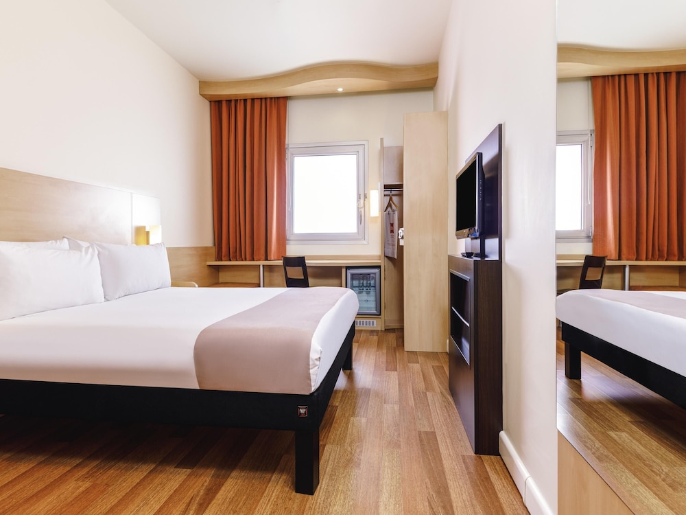 ROOM, DOUBLE BED