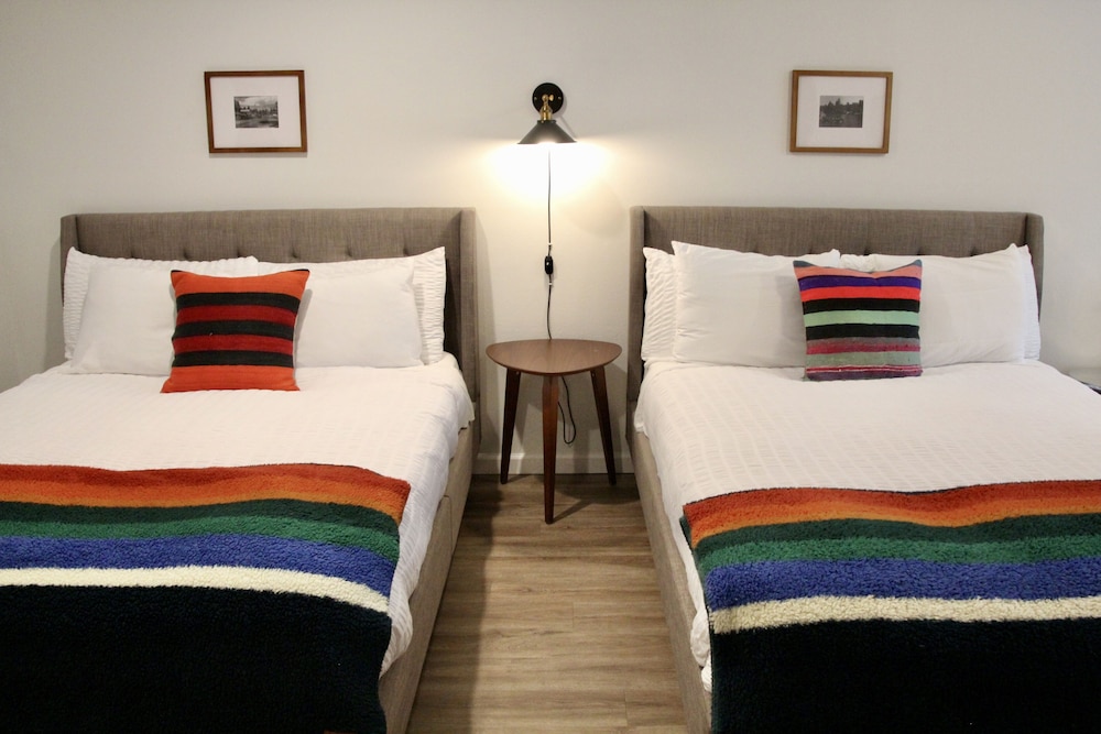 Sierra Blue Hotel & Swim Club 14/40