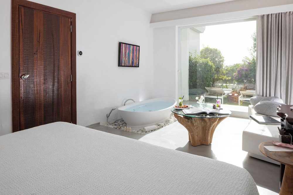 DELUXE, DOUBLE BED, GARDEN VIEW