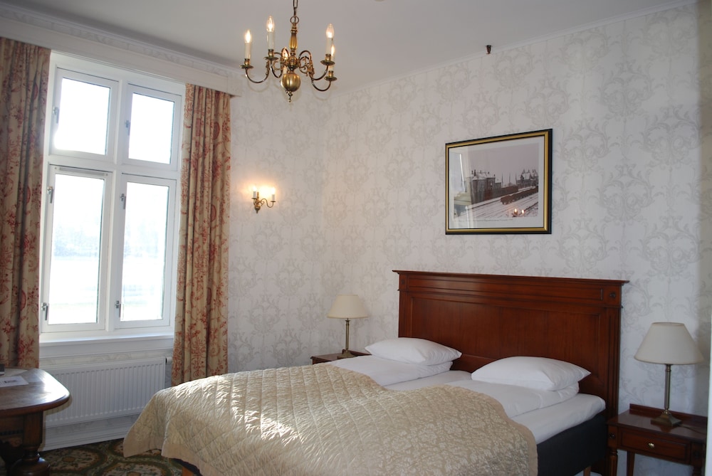 Room, Twin Beds, Lake View, Historic Wing