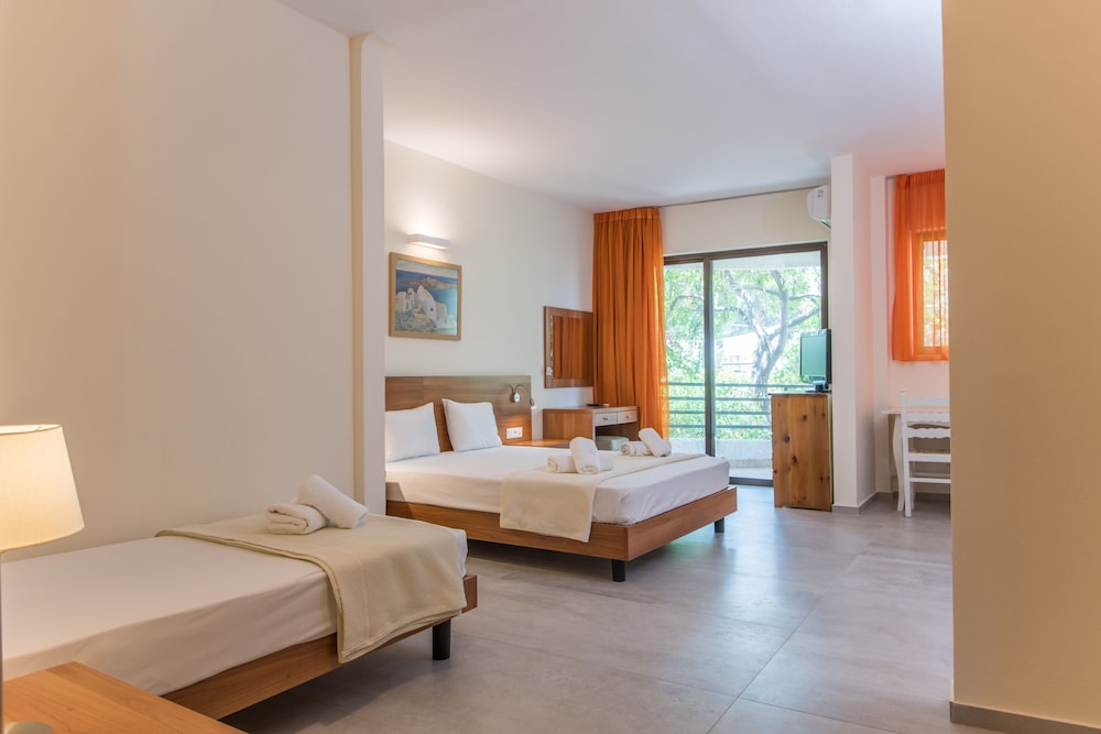 ROOM, QUADRUPLE