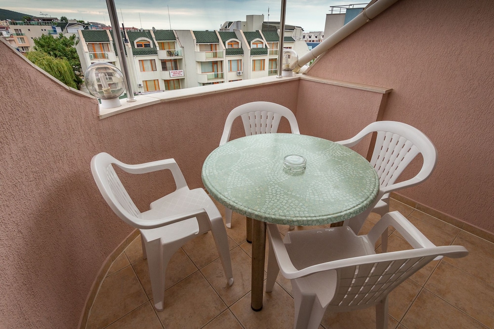 FAMILY HOTEL VENERA 41/48