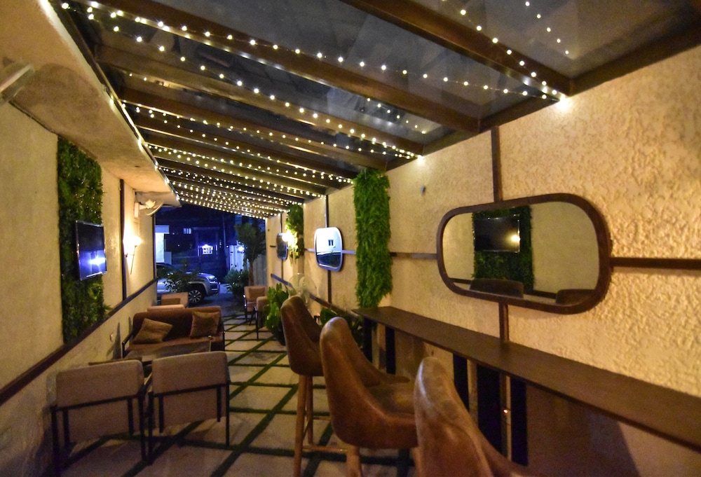 Pearl Gate Hotel 30/50