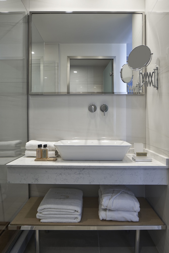 جناح مريح جونيور بسريرين منفصلين بإطلالة على البحر مع أريكة بمسبح خاص، Celestial All Suites - Adults Only 5/5