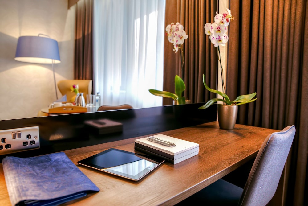 Clayton Hotel Dublin Airport Central 36/72