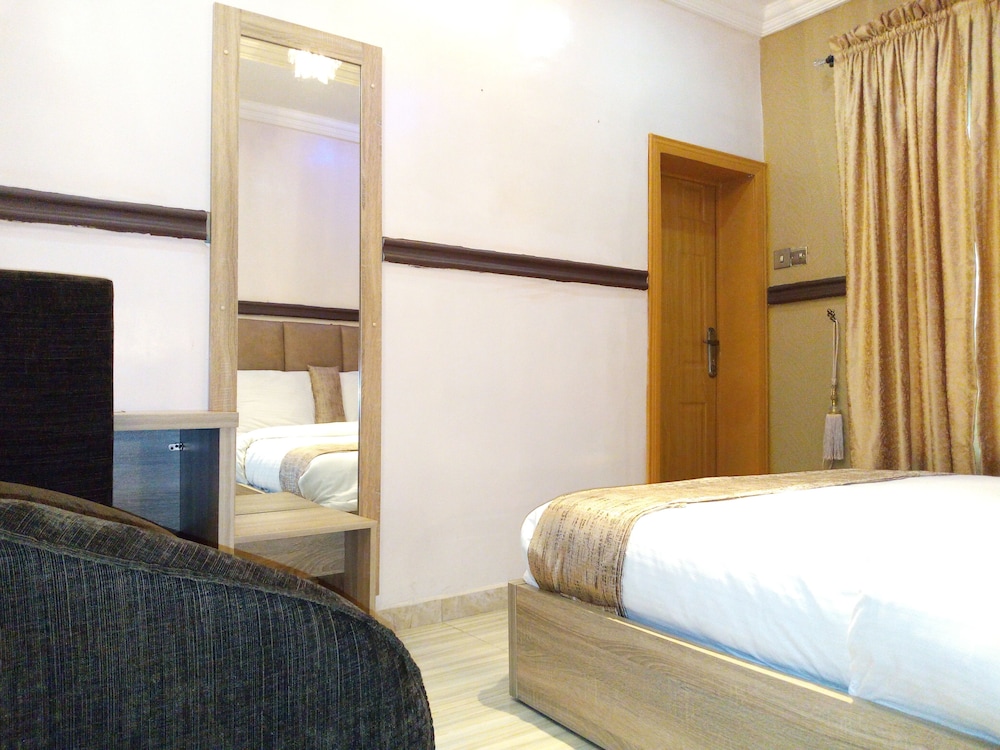 Euro Lounge And Suites 5/16