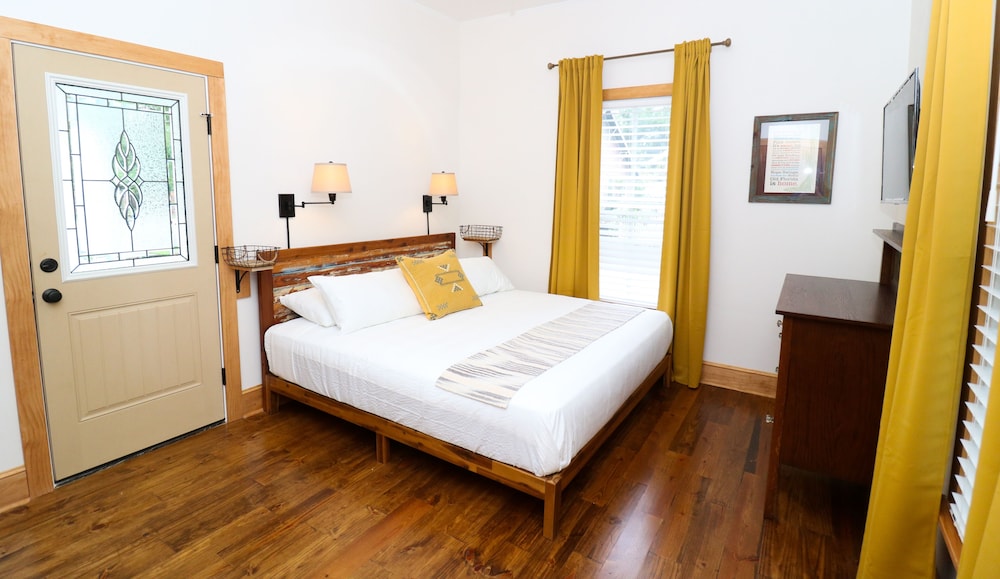 Sweetwater Branch Inn 23/77