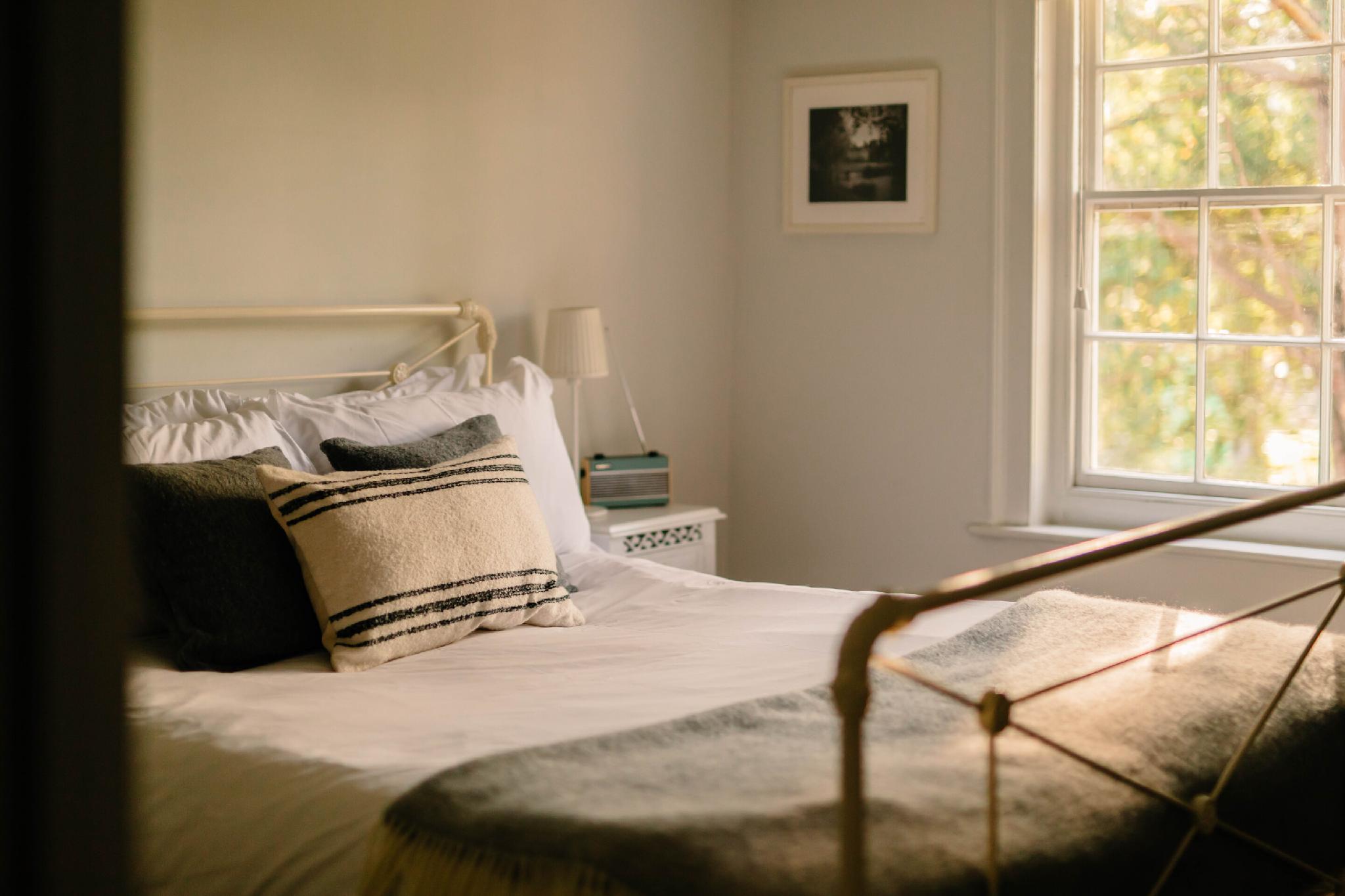 Superior, King Bed, Country Side View