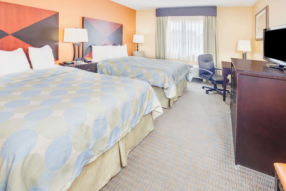 Days Inn & Suites By Wyndham Russellville 14/33