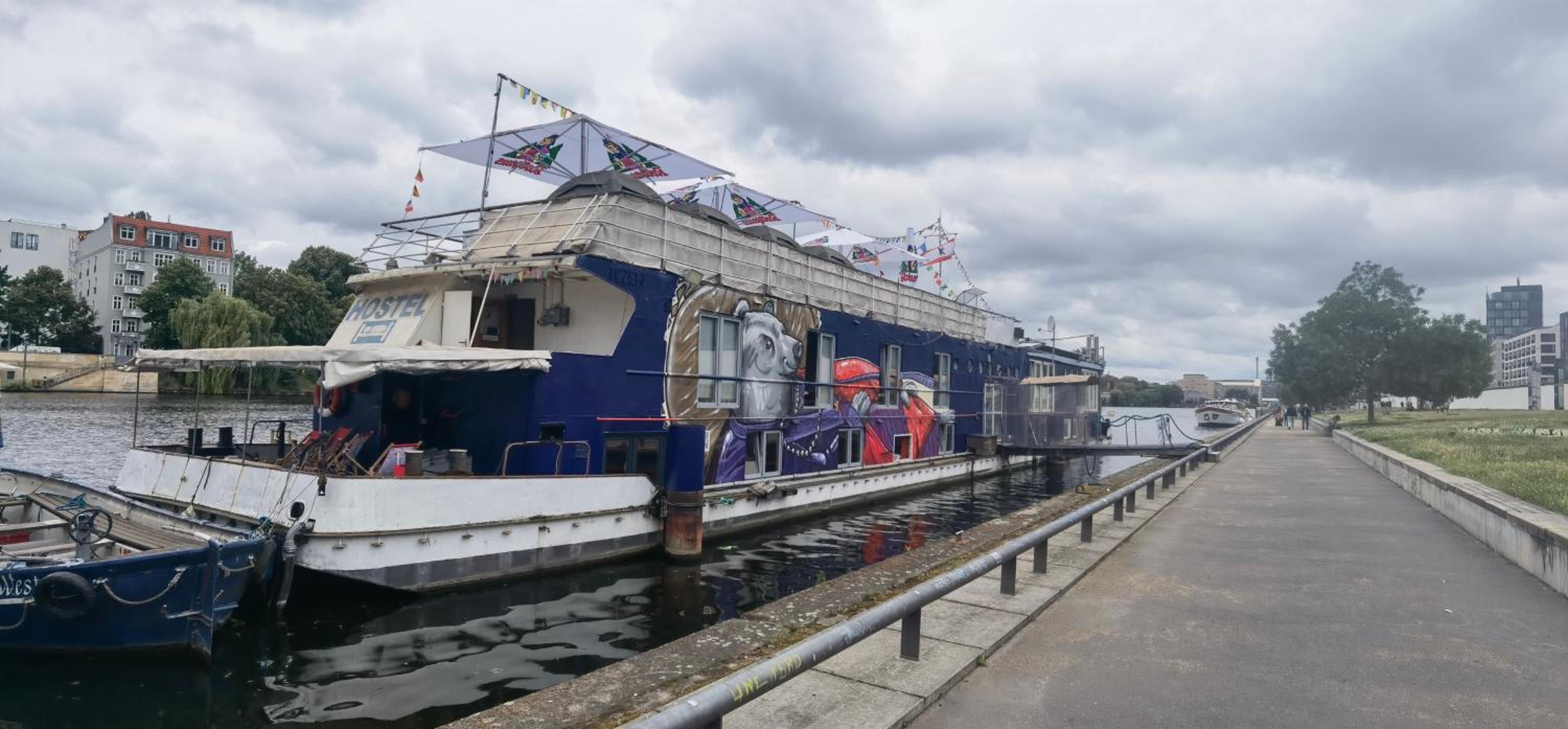 Eastern Comfort Hotel & Hostelboat 46/58