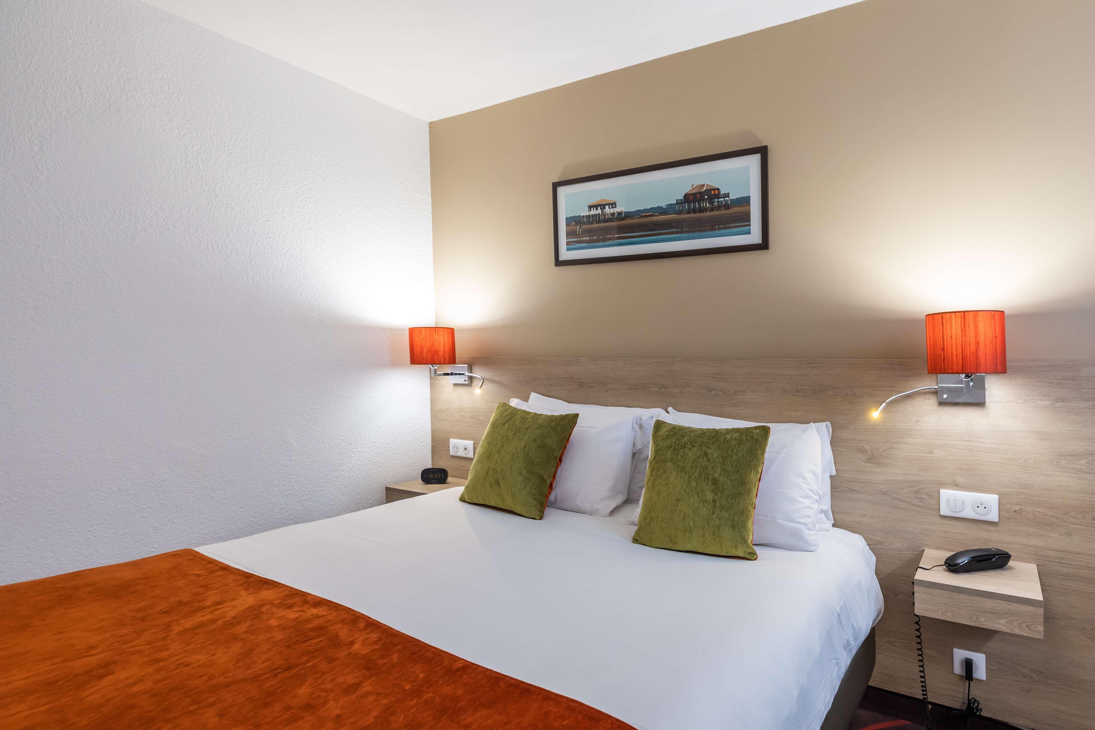 Connecting, Family, Queen and Twin Beds, Bathtub