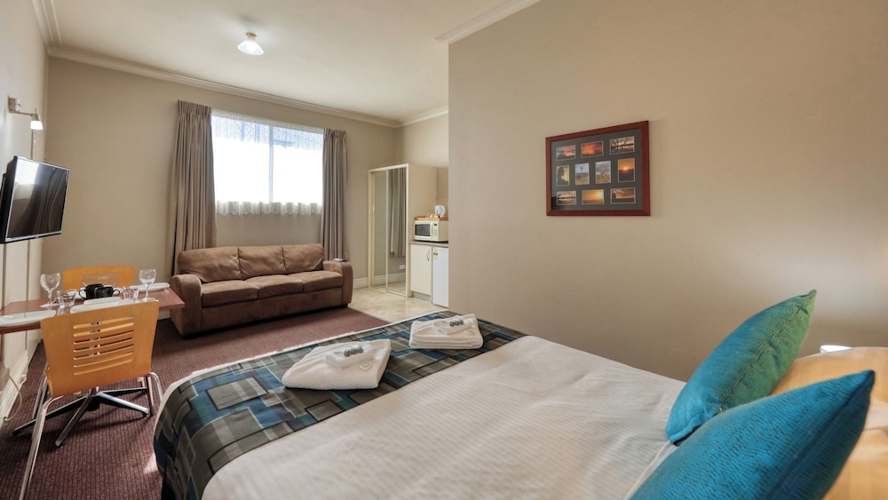 SILVER HAVEN MOTOR INN 13/41