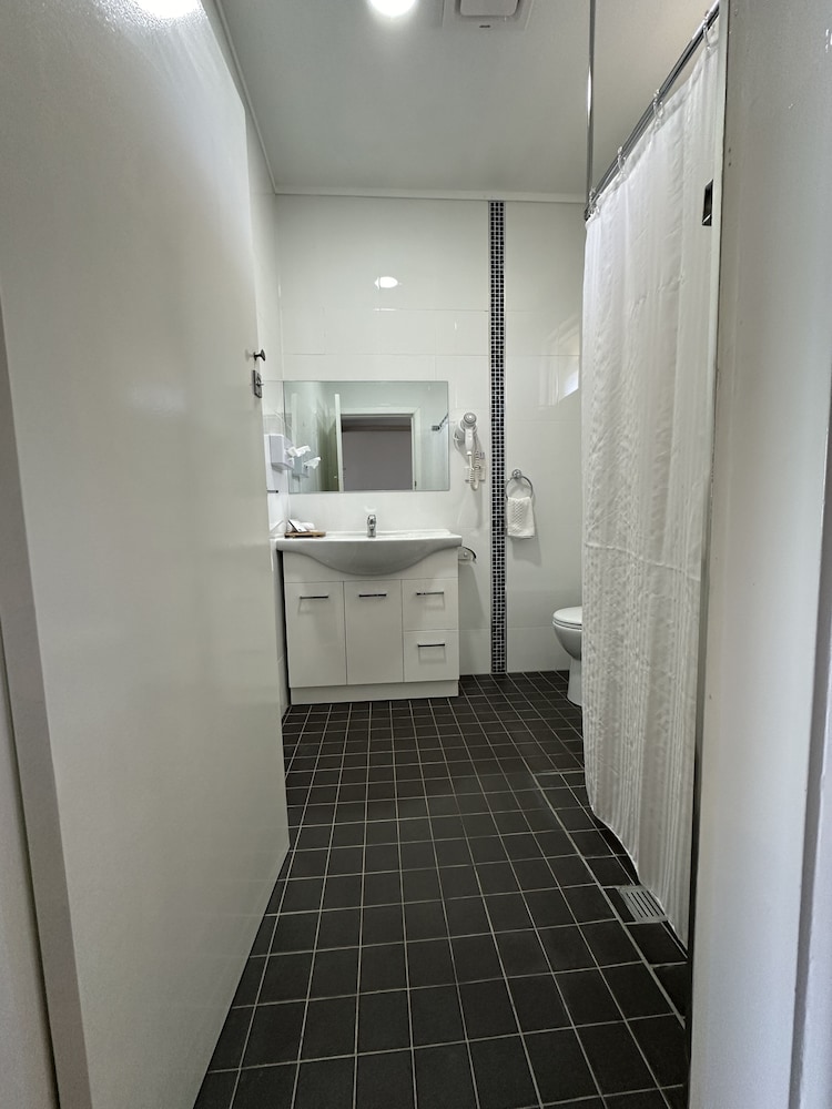 BUCKETTS WAY MOTEL 31/33