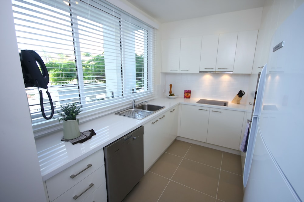 DOMAIN SERVICED APARTMENTS 50/52