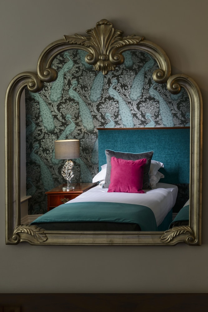 Kilkenny Hibernian Hotel 43/57