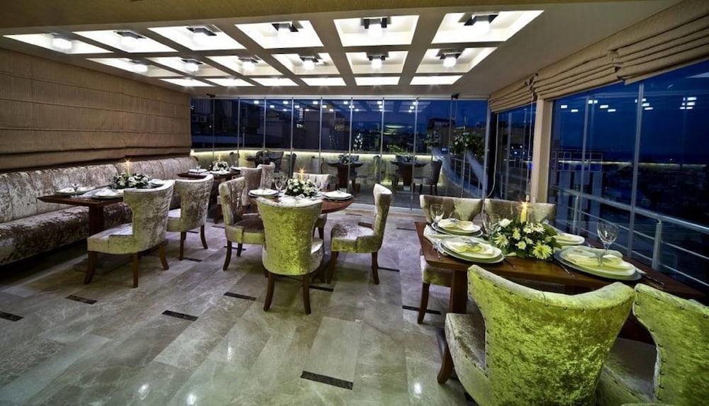 Q Inn Hotel 22/26