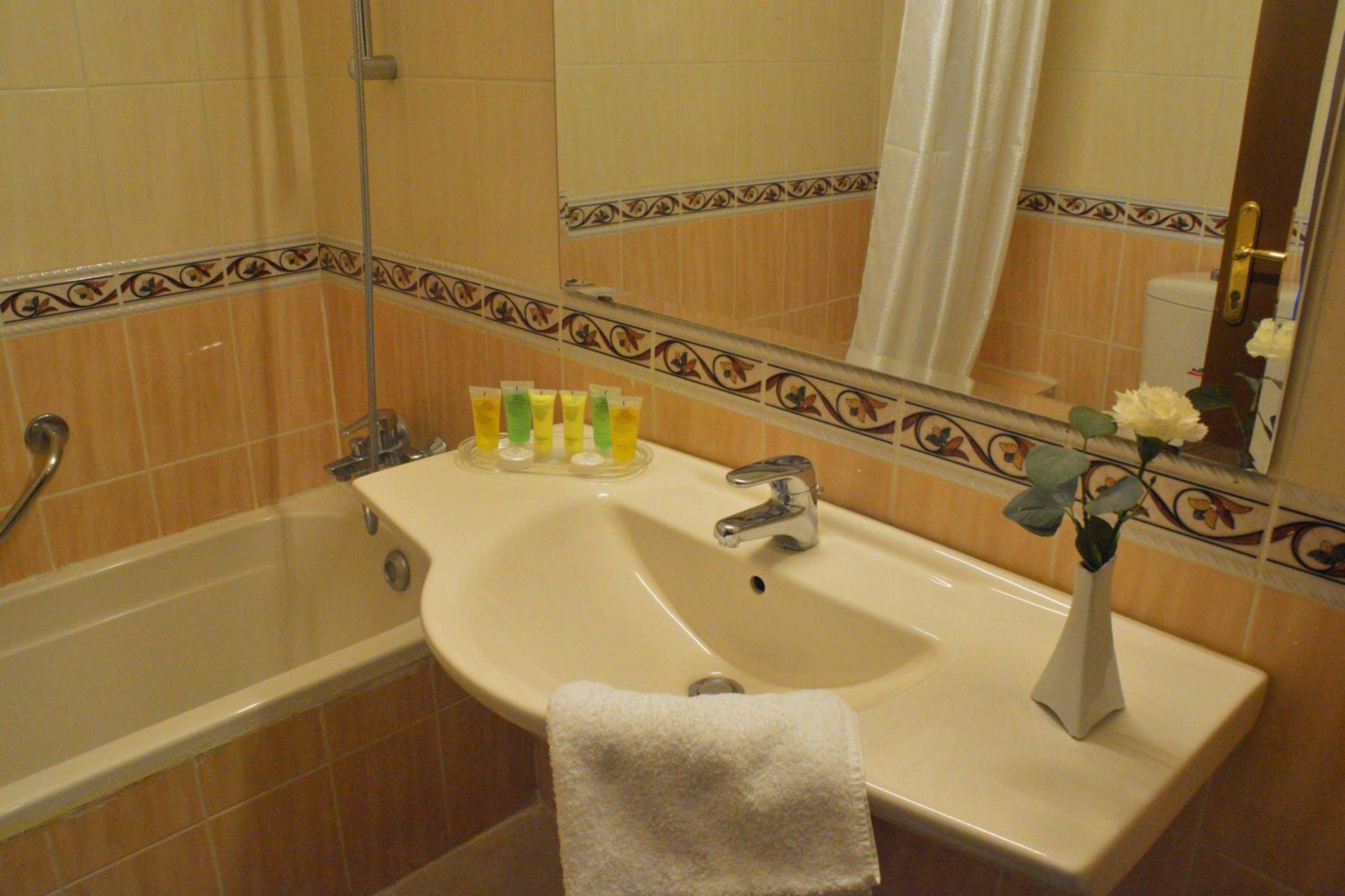 3 Bedrooms, Apartment