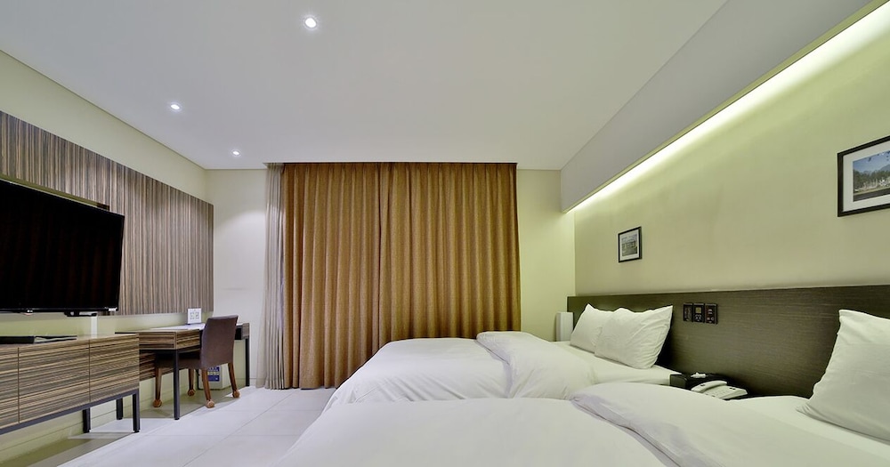 Golden Hotel 11/46