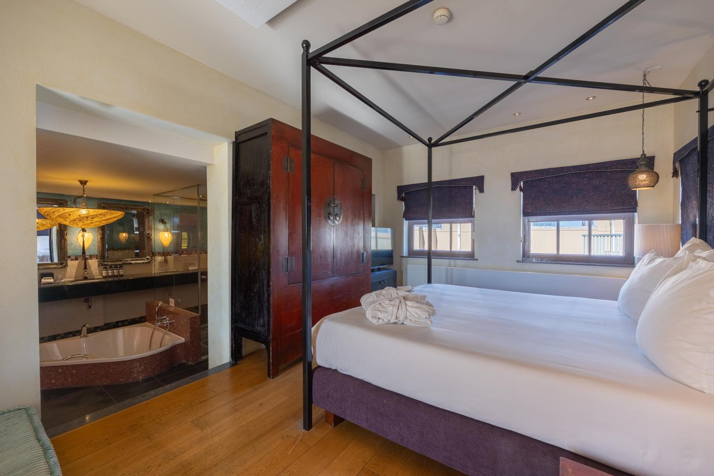 Suite, King Bed, Queen Bed