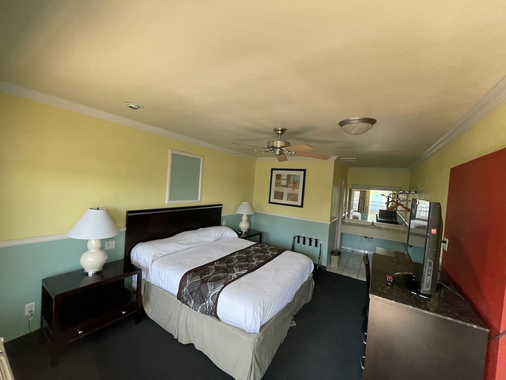 Hollywood Guest Inn 8/23