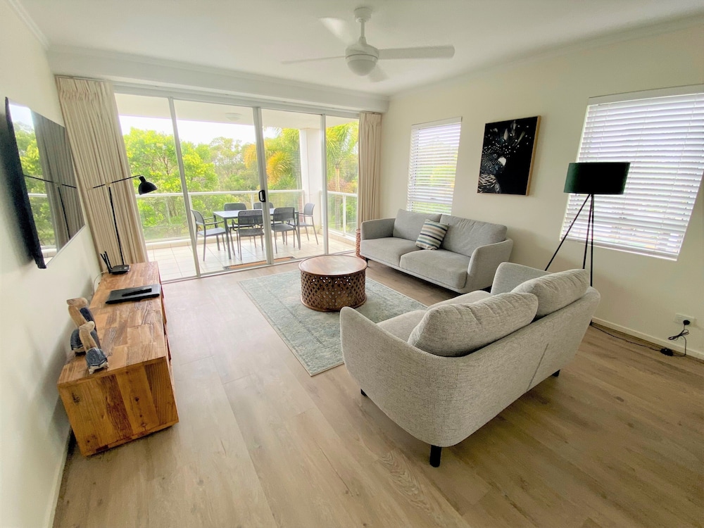 SEACHANGE COOLUM BEACH 46/76