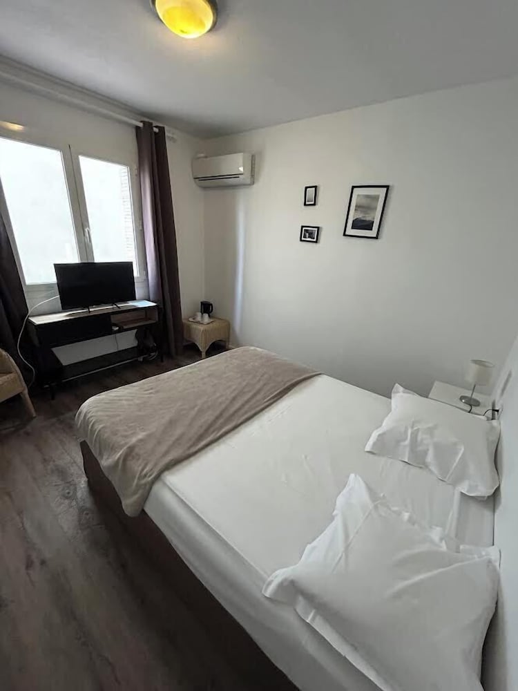 Aiglon Bylitis Hotel 27/66