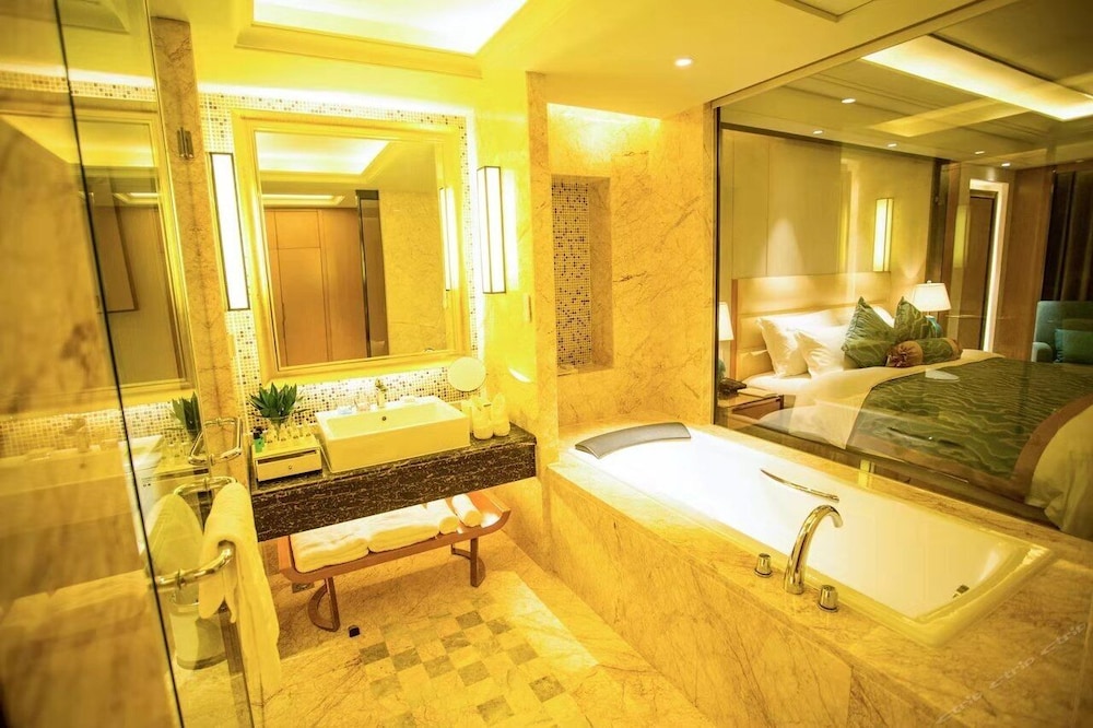 Days Hotel and Suites by Wyndham Ivy Zunyi 1/16