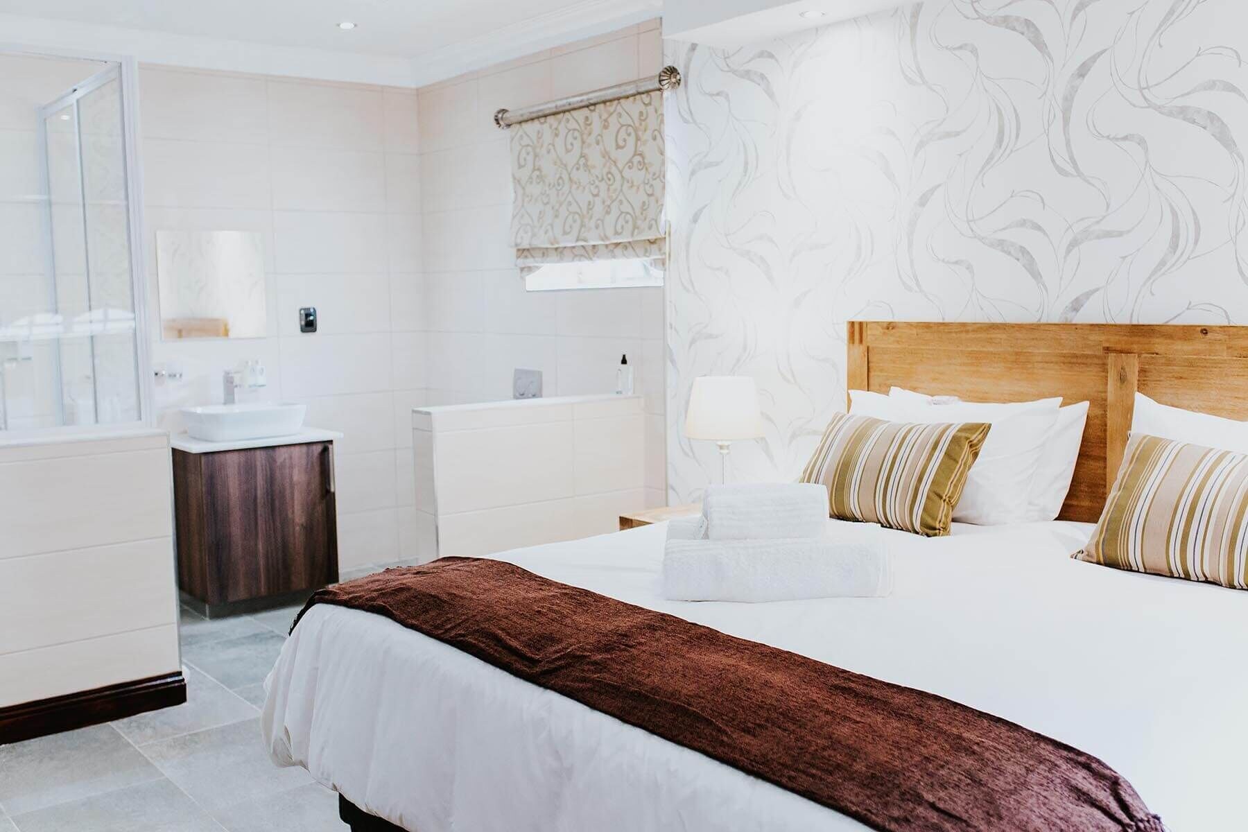 Deluxe, King Bed, Dining Area