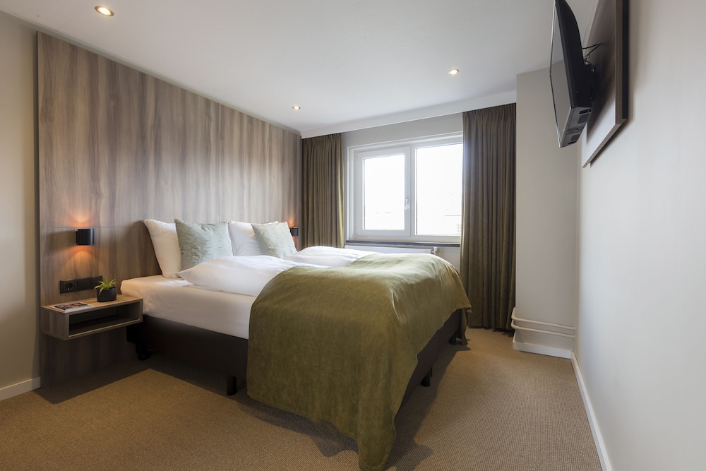Standard, Twin Beds