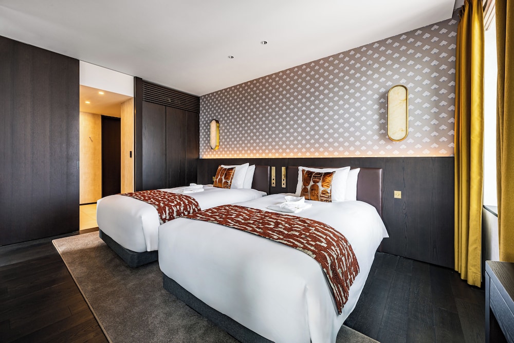 SUITE, TWIN BEDS