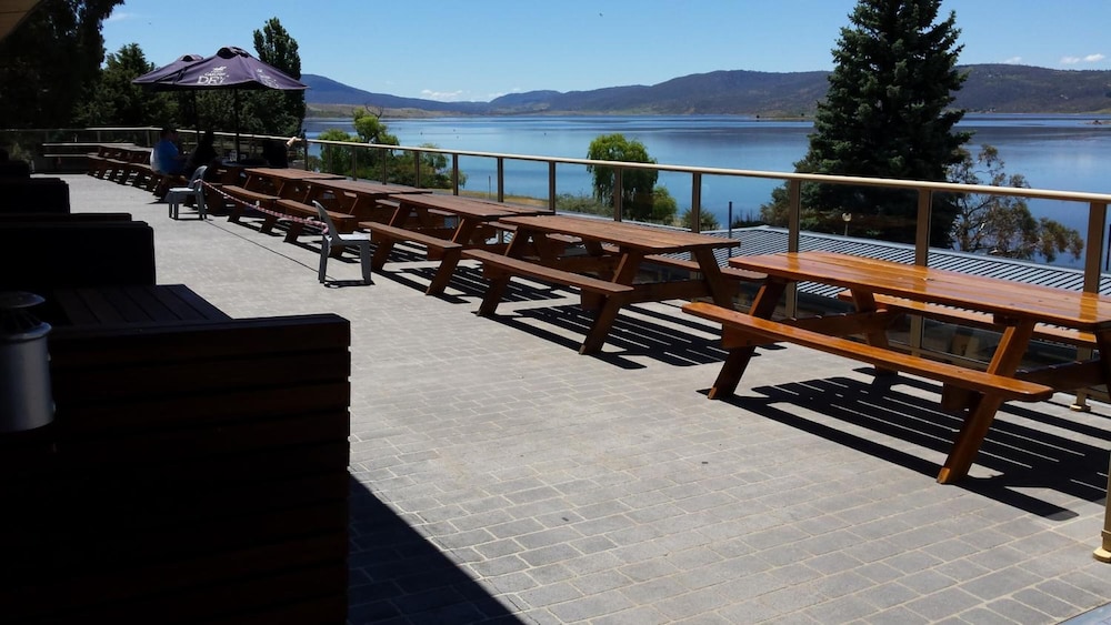 LAKE JINDABYNE HOTEL 3/75