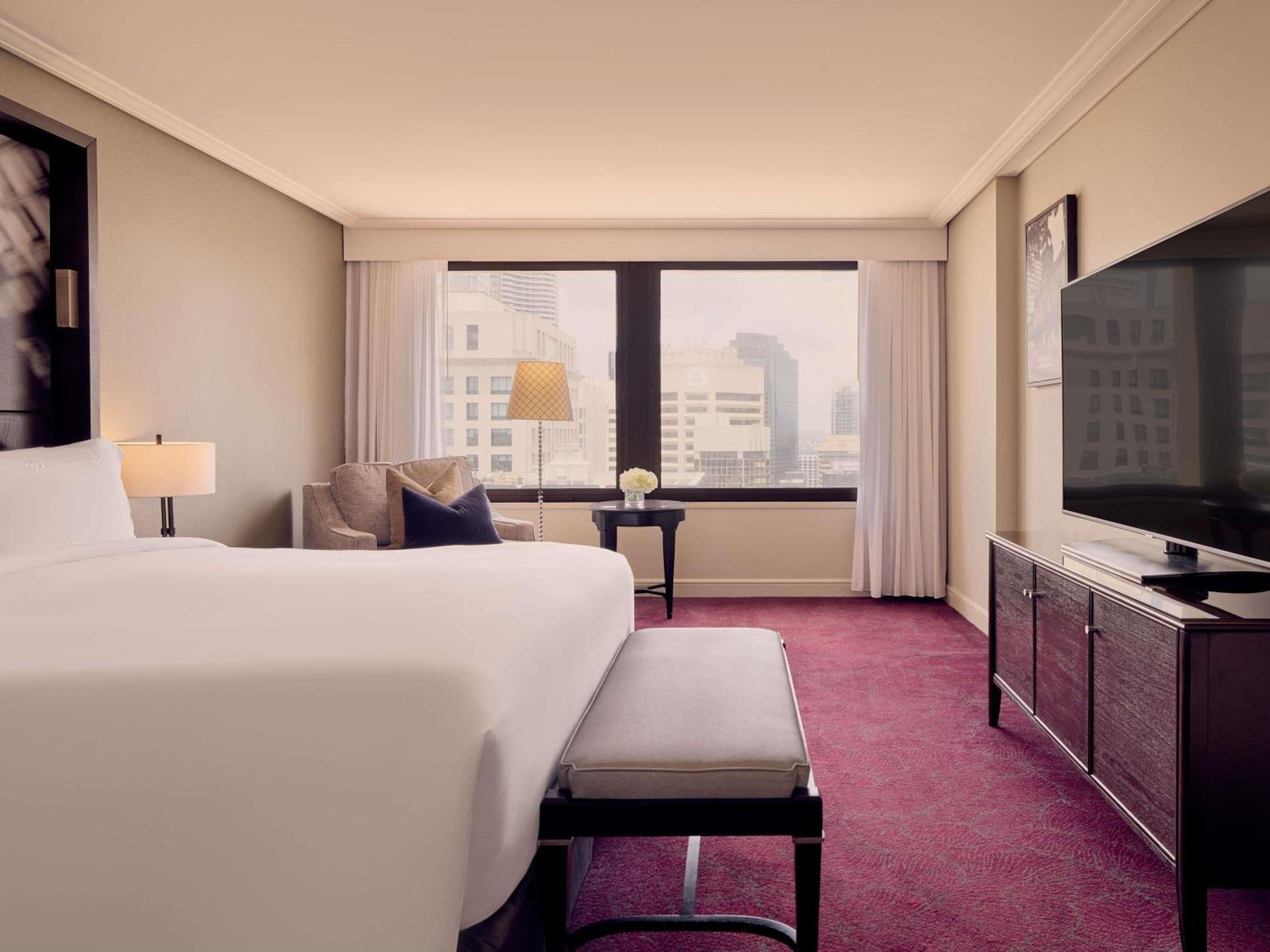 جناح تنفيذي بسرير كينج وسرير كوين بإطلالة على المدينة مع أريكة بمنطقة جلوس، SOFITEL BRISBANE CENTRAL 2/5