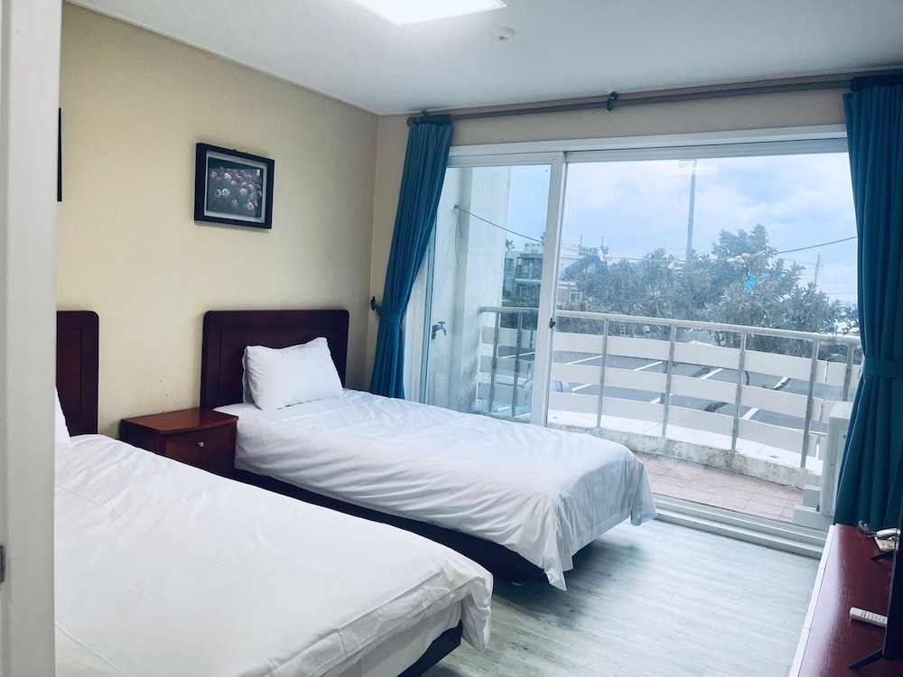 FAMILY, TWIN BEDS, NO VIEW