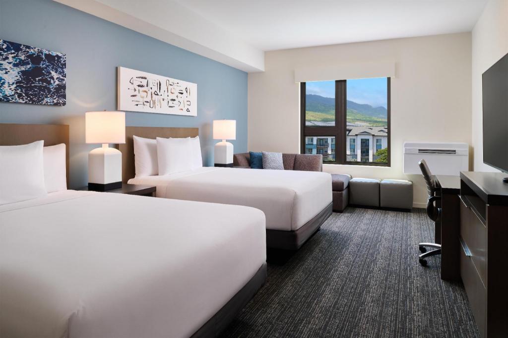 Family, 2 Queen Beds, Pool View, Den