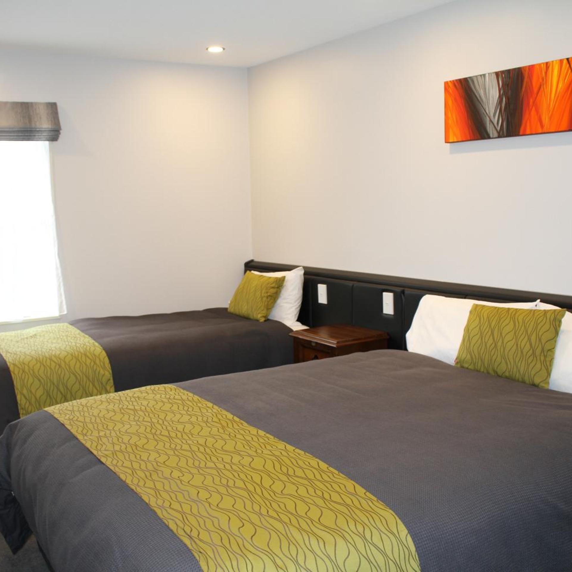 Birchwood Manor Motel 40/50