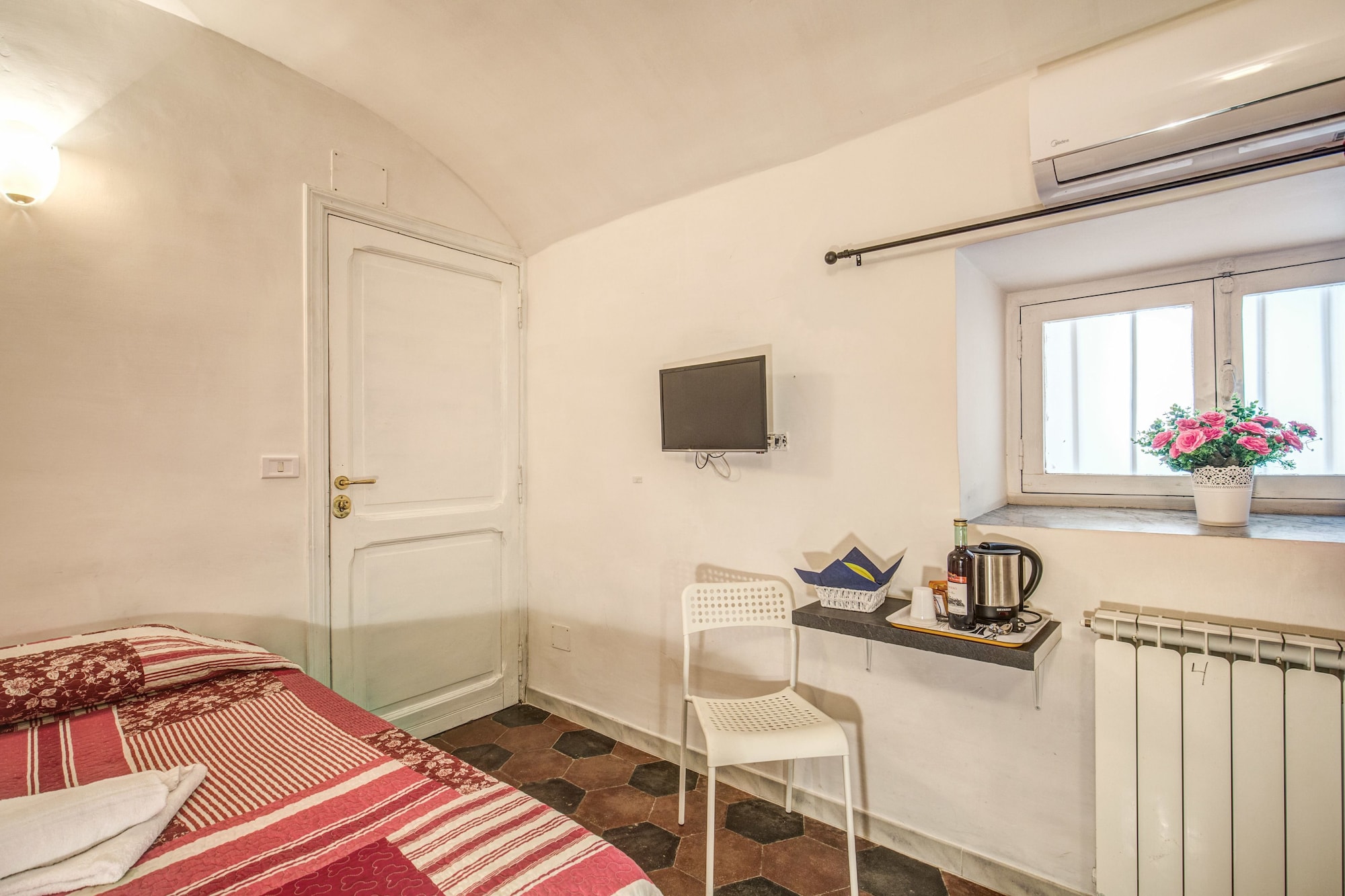 ROOM, SINGLE