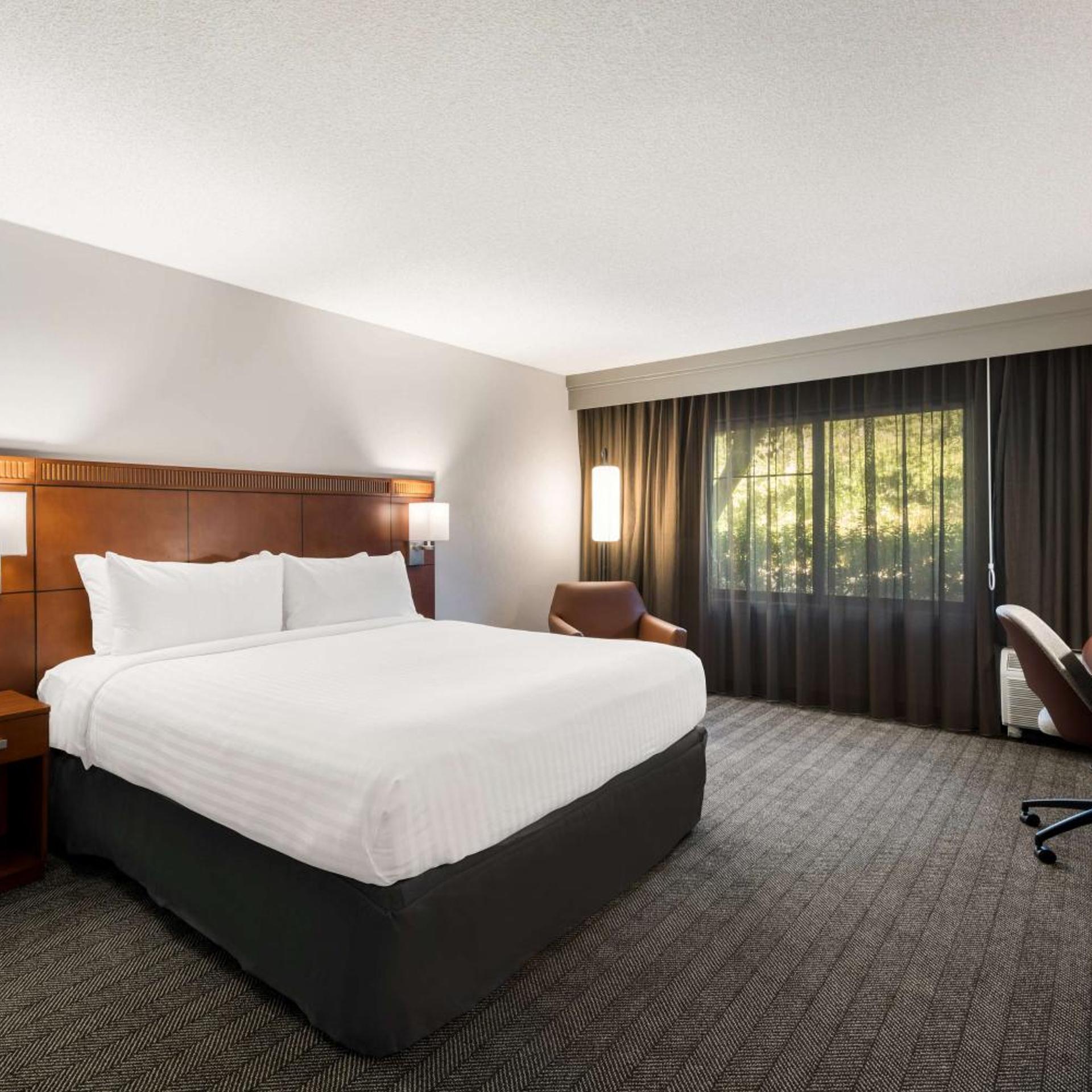 Guest Room, King Bed, Bathtub, Accessible, Sonesta Select San Jose Airport 3/4